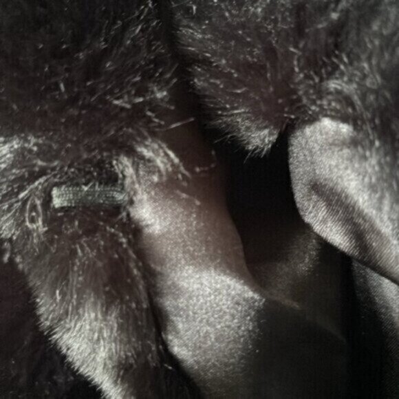 Ann Taylor (O/S) Sophisticated Soft & Luxurious Faux-Fur Stole/ Wrap/ Cape - Picture 7 of 8